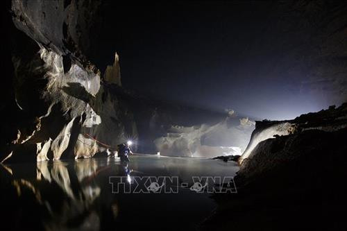 Hang Sơn Đoòng còn sở hữu một hệ thống sông ngầm lớn, được hình thành bởi sự giao thoa của 2 con sông. Cuối hang là bức tường đá vôi cao 90 mét, hay còn gọi là “Bức Tường Việt Nam”. Ảnh: TTXVN Các đặc điểm vĩ đại khác của hang làm cho Sơn Đoòng trở thành một tác phẩm thiên nhiên tuyệt vời chính là hệ thống sông ngầm, các khối thạch nhũ khổng lồ, các hố sụt và giếng trời tự nhiên. Ảnh: TTXVN Kích thước khổng lồ của hang cũng giúp cho các đám mây hình thành ngay trong hang từ các mạch sông ngầm. Ảnh: TTXVN