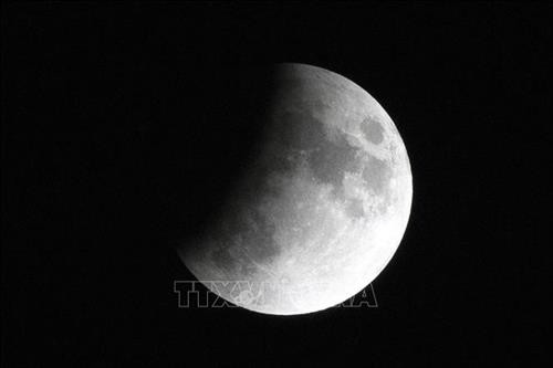 Mặt Trăng luôn là một bí ẩn hấp dẫn đối với các nhà khoa học. Trong ảnh: Hiện tượng nguyệt thực một phần tại Cairo, Ai Cập ngày 16/7/2019. Ảnh: THX/TTXVN Mặt Trăng luôn là một bí ẩn hấp dẫn đối với các nhà khoa học. Trong ảnh: Hiện tượng nguyệt thực một phần tại Cairo, Ai Cập ngày 16/7/2019. Ảnh: THX/TTXVN