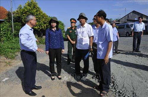 Bí thư Tỉnh ủy An Giang Võ Thị Ánh Xuân cùng đoàn công tác khảo sát tiến độ đấu nối tuyến tránh khu vực sạt lở đoạn từ cầu Bình Mỹ tới cầu Cây Dương mới (thuộc huyện Châu Phú) nhằm phân luông giao thông cho tuyến quốc lộ 91 đang có nguy cơ sạt lở. Ảnh: Công Mạo-TTXVN Bí thư Tỉnh ủy An Giang Võ Thị Ánh Xuân cùng đoàn công tác khảo sát tiến độ đấu nối tuyến tránh khu vực sạt lở đoạn từ cầu Bình Mỹ tới cầu Cây Dương mới (thuộc huyện Châu Phú) nhằm phân luông giao thông cho tuyến quốc lộ 91 đang có nguy cơ sạt lở. Ảnh: Công Mạo-TTXVN