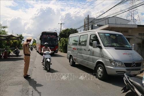 Lực lượng chức năng điều tiết giao thông qua khu vực cảnh báo sạt lở nguy hiểm. Ảnh: Công Mạo - TTXVN Lực lượng chức năng điều tiết giao thông qua khu vực cảnh báo sạt lở nguy hiểm. Ảnh: Công Mạo - TTXVN