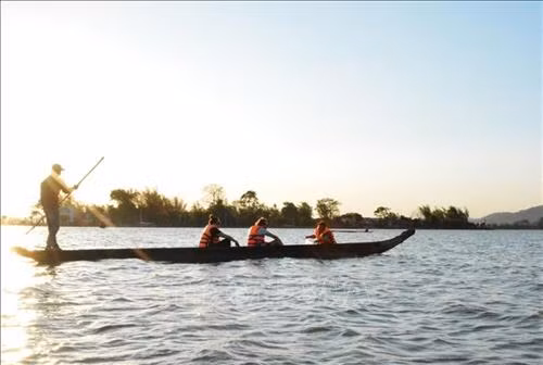 Du khách trải nghiệm đánh cá khi hoàng hôn buông xuống Hồ Lắk. Ảnh: Nguyễn Tuấn Anh - TTXVN
