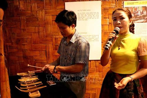 Hướng dẫn viên giới thiệu về một loại đàn đá. Ảnh: Ngọc Minh – TTXVN