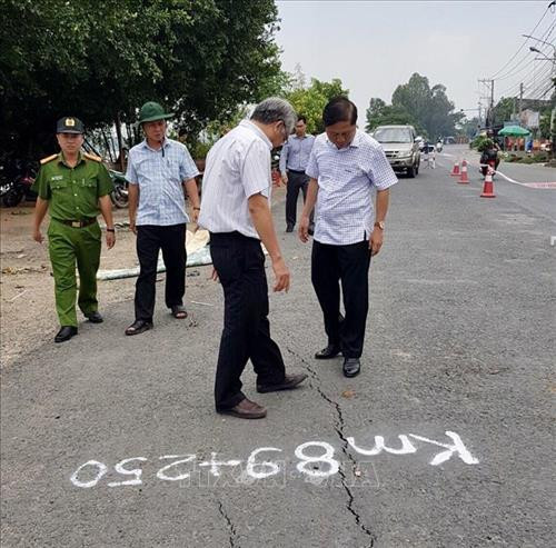 Đoàn công tác kiểm tra vết nứt trên quốc lộ 91, đoạn Km 89+272, km 89+336, thuộc địa bàn ấp Bình Tân, xã Bình Mỹ, huyện Châu Phú. Ảnh: Thanh Sang – TTXVN Đoàn công tác kiểm tra vết nứt trên quốc lộ 91, đoạn Km 89+272, km 89+336, thuộc địa bàn ấp Bình Tân, xã Bình Mỹ, huyện Châu Phú. Ảnh: Thanh Sang – TTXVN