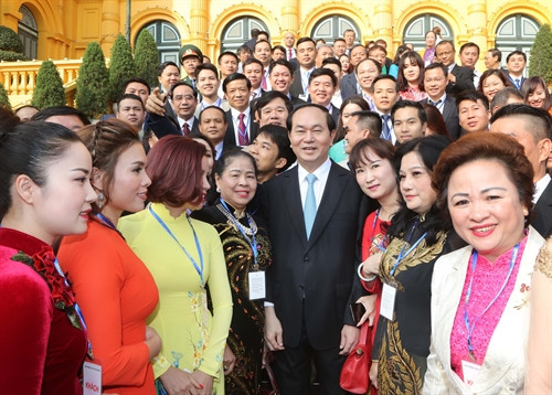 Chủ tịch nước Trần Đại Quang chụp ảnh chung với các đại biểu tại buổi gặp mặt. Ảnh: Nhan Sáng-TTXVN