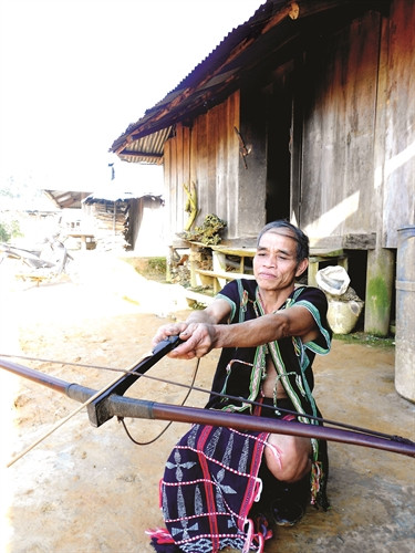 Già làng Cơlâu Blao ở thôn Voòng, xã Tr'Hy, huyện Tây Giang (Quảng Nam) đã có hơn 60 năm gắn bó với chiếc ná
