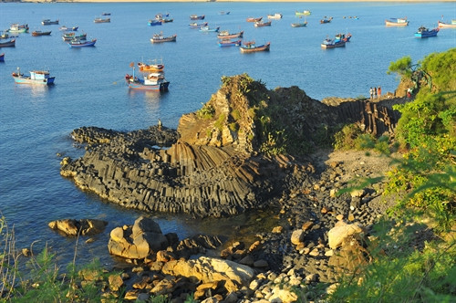 Ghềnh Đá Đĩa được hình thành khi núi lửa phun trào dung nham xuống biển. Ghềnh Đá Đĩa được hình thành khi núi lửa phun trào dung nham xuống biển.