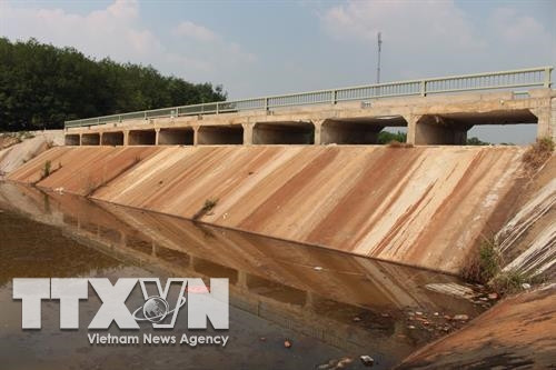 Đập chứa nước M26 tại ấp Tân Lập, xã Phước Thiện. Ảnh: K GỬIH - TTXVN Đập chứa nước M26 tại ấp Tân Lập, xã Phước Thiện. Ảnh: K GỬIH - TTXVN