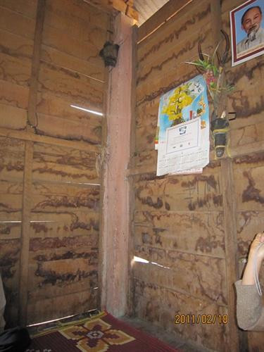 Không gian thờ cúng trong nhà sàn. Không gian thờ cúng trong nhà sàn.