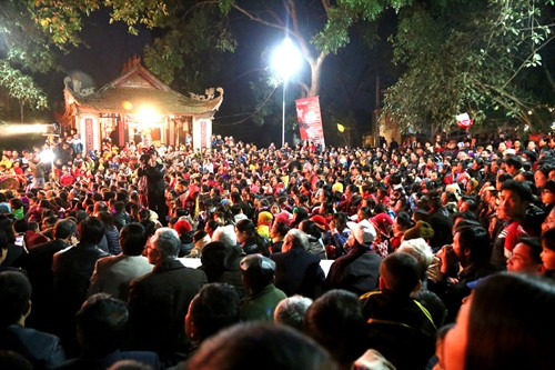 Lễ hội thu hút hàng nghìn du khách và nhân dân địa phương đến tham dự.