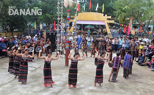 Bản sắc văn hóa dân tộc Cơ tu là một “kho báu” để phát triển du lịch cộng đồng tại Phú Túc. Ảnh: baodanang.vn Bản sắc văn hóa dân tộc Cơ tu là một “kho báu” để phát triển du lịch cộng đồng tại Phú Túc. Ảnh: baodanang.vn