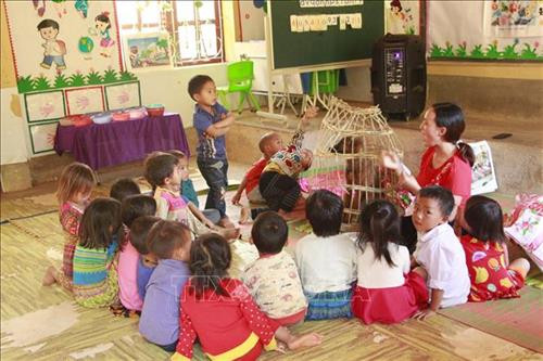 Cô giáo Sùng Thị Pà, trường mầm non xã Long Hẹ, huyện Thuận Châu và học sinh trong giờ học. Ảnh: Hữu Quyết - TTXVN Cô giáo Sùng Thị Pà, trường mầm non xã Long Hẹ, huyện Thuận Châu và học sinh trong giờ học. Ảnh: Hữu Quyết - TTXVN