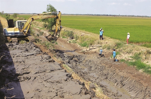 Nạo vét kênh mương, đắp đập ngăn mặn ở xã Tân Hưng, huyện Long Phú (Sóc Trăng) nhằm giảm thiểu thiệt hại trong nông nghiệp. Nạo vét kênh mương, đắp đập ngăn mặn ở xã Tân Hưng, huyện Long Phú (Sóc Trăng) nhằm giảm thiểu thiệt hại trong nông nghiệp.