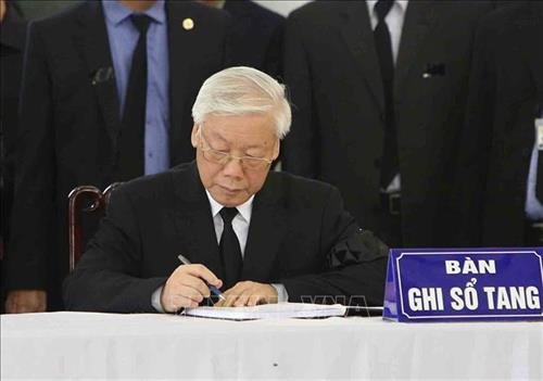 Nhà tang lễ quốc gia, số 5 Trần Thánh Tông (Hà Nội), nơi tổ chức Quốc tang Chủ tịch nước Trần Đại Quang. Ảnh: TTXVN Đồng chí Trương Hoà Bình, Ủy viên Bộ Chính trị, Phó Thủ tướng thường trực Chính phủ đọc Tiểu sử Chủ tịch nước Trần Đại Quang và danh sách Ban Lễ tang. Ảnh: TTXVN Ông Trần Quân, con trai trưởng của Chủ tịch nước Trần Đại Quang thắp nén hương viếng Cha. Ảnh: TTXVN Đoàn gia đình, họ hàng nội ngoại viếng Chủ tịch nước Trần Đại Quang. Ảnh: Nhan Sáng – TTXVN Đoàn Ban Chấp hành Trung ương Đảng Cộng sản Việt Nam, do đồng chí Nguyễn Phú Trọng, Tổng Bí thư Ban Chấp hành Trung ương Đảng làm Trưởng đoàn, viếng Chủ tịch nước Trần Đại Quang. Ảnh: TTXVN Tổng Bí thư Nguyễn Phú Trọng ghi sổ tang. Ảnh: TTXVN Đoàn Chính phủ nước Cộng hòa XHCN Việt Nam, do đồng chí Nguyễn Xuân Phúc, Ủy viên Bộ Chính trị, Thủ tướng Chính phủ làm Trưởng đoàn, viếng Chủ tịch nước Trần Đại Quang. Ảnh: Nhan Sáng – TTXVN Thủ tướng Nguyễn Xuân Phúc chia buồn cùng tang quyến Chủ tịch nước Trần Đại Quang. Ảnh: TTXVN Nguyên Ủy viên Bộ Chính trị, nguyên Chủ tịch nước Trần Đức Lương (bên trái) và nguyên Ủy viên Bộ Chính trị, nguyên Thủ tướng Chính phủ Nguyễn Tấn Dũng (bên phải) ghi sổ tang. Ảnh: TTXVN Đoàn Quốc hội nước Cộng hòa XHCN Việt Nam, do đồng chí Nguyễn Thị Kim Ngân, Ủy viên Bộ Chính trị, Chủ tịch Quốc hội làm Trưởng đoàn, viếng Chủ tịch nước Trần Đại Quang. Ảnh: Nhan Sáng – TTXVN Đồng chí Tòng Thị Phóng (bên trái), Ủy viên Bộ Chính trị, Phó Chủ tịch thường trực Quốc hội và đồng chí Đặng Thị Ngọc Thịnh, Ủy viên Trung ương Đảng, Quyền Chủ tịch nước chia buồn cùng tang quyến Chủ tịch nước Trần Đại Quang. Ảnh: TTXVN Đoàn Văn phòng Chủ tịch nước Cộng hòa XHCN Việt Nam, do đồng chí Đặng Thị Ngọc Thịnh, Ủy viên Trung ương Đảng, Quyền Chủ tịch nước làm Trưởng đoàn, viếng Chủ tịch nước Trần Đại Quang. Ảnh: Nhan Sáng – TTXVN Đoàn Ủy ban Trung ương Mặt trận Tổ quốc Việt Nam, do đồng chí Hầu A Lềnh, Ủy viên Trung ương Đảng, Phó Chủ tịch, Tổng Thư ký UBTƯ MTTQ Việt Nam làm Trưởng đoàn, viếng Chủ tịch nước Trần Đại Quang. Ảnh: TTXVN Đoàn Ban Dân vận Trung ương, do đồng chí Trương Thị Mai, Ủy viên Bộ Chính trị, Bí thư Trung ương Đảng, Trưởng Ban Dân vận Trung ương làm Trưởng đoàn, viếng Chủ tịch nước Trần Đại Quang. Ảnh: TTXVN Đoàn Ban Tổ chức Trung ương, do đồng chí Phạm Minh Chính, Ủy viên Bộ Chính trị, Bí thư Trung ương Đảng, Trưởng Ban Tổ chức Trung ương làm Trưởng đoàn, viếng Chủ tịch nước Trần Đại Quang. Ảnh: Nhan Sáng – TTXVN Đoàn Đảng ủy Công an Trung ương, Bộ Công an, do Thượng tướng Tô Lâm, Ủy viên Bộ Chính trị, Bí thư Đảng ủy Công an Trung ương, Bộ trưởng Bộ Công an làm Trưởng đoàn, viếng Chủ tịch nước Trần Đại Quang. Ảnh: TTXVN Đoàn Quân ủy Trung ương, Bộ Quốc phòng, do đồng chí Ngô Xuân Lịch, Ủy viên Bộ Chính trị, Phó Bí thư Quân ủy Trung ương, Bộ trưởng Bộ Quốc phòng làm Trưởng đoàn, viếng Chủ tịch nước Trần Đại Quang. Ảnh: TTXVN Đoàn Thành ủy, HĐND, UBND, Ủy ban MTTQ Việt Nam TP Hà Nội, do đồng chí Hoàng Trung Hải, Ủy viên Bộ Chính trị, Bí thư Thành uỷ Hà Nội làm Trưởng đoàn, viếng Chủ tịch nước Trần Đại Quang. Ảnh: Nhan Sáng – TTXVN Đoàn Tỉnh ủy, HĐND, UBND, Ủy ban Mặt trận Tổ quốc Việt Nam tỉnh Ninh Bình, do đồng chí Nguyễn Thị Thanh, Ủy viên Trung ương Đảng, Bí thư Tỉnh ủy Ninh Bình làm Trưởng đoàn, viếng Chủ tịch nước Trần Đại Quang. Ảnh: Nhan Sáng – TTXVN Nhà tang lễ quốc gia, số 5 Trần Thánh Tông (Hà Nội), nơi tổ chức Quốc tang Chủ tịch nước Trần Đại Quang. Ảnh: TTXVN Đồng chí Trương Hoà Bình, Ủy viên Bộ Chính trị, Phó Thủ tướng thường trực Chính phủ đọc Tiểu sử Chủ tịch nước Trần Đại Quang và danh sách Ban Lễ tang. Ảnh: TTXVN Ông Trần Quân, con trai trưởng của Chủ tịch nước Trần Đại Quang thắp nén hương viếng Cha. Ảnh: TTXVN Đoàn gia đình, họ hàng nội ngoại viếng Chủ tịch nước Trần Đại Quang. Ảnh: Nhan Sáng – TTXVN Đoàn Ban Chấp hành Trung ương Đảng Cộng sản Việt Nam, do đồng chí Nguyễn Phú Trọng, Tổng Bí thư Ban Chấp hành Trung ương Đảng làm Trưởng đoàn, viếng Chủ tịch nước Trần Đại Quang. Ảnh: TTXVN Tổng Bí thư Nguyễn Phú Trọng ghi sổ tang. Ảnh: TTXVN Đoàn Chính phủ nước Cộng hòa XHCN Việt Nam, do đồng chí Nguyễn Xuân Phúc, Ủy viên Bộ Chính trị, Thủ tướng Chính phủ làm Trưởng đoàn, viếng Chủ tịch nước Trần Đại Quang. Ảnh: Nhan Sáng – TTXVN Thủ tướng Nguyễn Xuân Phúc chia buồn cùng tang quyến Chủ tịch nước Trần Đại Quang. Ảnh: TTXVN Nguyên Ủy viên Bộ Chính trị, nguyên Chủ tịch nước Trần Đức Lương (bên trái) và nguyên Ủy viên Bộ Chính trị, nguyên Thủ tướng Chính phủ Nguyễn Tấn Dũng (bên phải) ghi sổ tang. Ảnh: TTXVN Đoàn Quốc hội nước Cộng hòa XHCN Việt Nam, do đồng chí Nguyễn Thị Kim Ngân, Ủy viên Bộ Chính trị, Chủ tịch Quốc hội làm Trưởng đoàn, viếng Chủ tịch nước Trần Đại Quang. Ảnh: Nhan Sáng – TTXVN Đồng chí Tòng Thị Phóng (bên trái), Ủy viên Bộ Chính trị, Phó Chủ tịch thường trực Quốc hội và đồng chí Đặng Thị Ngọc Thịnh, Ủy viên Trung ương Đảng, Quyền Chủ tịch nước chia buồn cùng tang quyến Chủ tịch nước Trần Đại Quang. Ảnh: TTXVN Đoàn Văn phòng Chủ tịch nước Cộng hòa XHCN Việt Nam, do đồng chí Đặng Thị Ngọc Thịnh, Ủy viên Trung ương Đảng, Quyền Chủ tịch nước làm Trưởng đoàn, viếng Chủ tịch nước Trần Đại Quang. Ảnh: Nhan Sáng – TTXVN Đoàn Ủy ban Trung ương Mặt trận Tổ quốc Việt Nam, do đồng chí Hầu A Lềnh, Ủy viên Trung ương Đảng, Phó Chủ tịch, Tổng Thư ký UBTƯ MTTQ Việt Nam làm Trưởng đoàn, viếng Chủ tịch nước Trần Đại Quang. Ảnh: TTXVN Đoàn Ban Dân vận Trung ương, do đồng chí Trương Thị Mai, Ủy viên Bộ Chính trị, Bí thư Trung ương Đảng, Trưởng Ban Dân vận Trung ương làm Trưởng đoàn, viếng Chủ tịch nước Trần Đại Quang. Ảnh: TTXVN Đoàn Ban Tổ chức Trung ương, do đồng chí Phạm Minh Chính, Ủy viên Bộ Chính trị, Bí thư Trung ương Đảng, Trưởng Ban Tổ chức Trung ương làm Trưởng đoàn, viếng Chủ tịch nước Trần Đại Quang. Ảnh: Nhan Sáng – TTXVN Đoàn Đảng ủy Công an Trung ương, Bộ Công an, do Thượng tướng Tô Lâm, Ủy viên Bộ Chính trị, Bí thư Đảng ủy Công an Trung ương, Bộ trưởng Bộ Công an làm Trưởng đoàn, viếng Chủ tịch nước Trần Đại Quang. Ảnh: TTXVN Đoàn Quân ủy Trung ương, Bộ Quốc phòng, do đồng chí Ngô Xuân Lịch, Ủy viên Bộ Chính trị, Phó Bí thư Quân ủy Trung ương, Bộ trưởng Bộ Quốc phòng làm Trưởng đoàn, viếng Chủ tịch nước Trần Đại Quang. Ảnh: TTXVN Đoàn Thành ủy, HĐND, UBND, Ủy ban MTTQ Việt Nam TP Hà Nội, do đồng chí Hoàng Trung Hải, Ủy viên Bộ Chính trị, Bí thư Thành uỷ Hà Nội làm Trưởng đoàn, viếng Chủ tịch nước Trần Đại Quang. Ảnh: Nhan Sáng – TTXVN Đoàn Tỉnh ủy, HĐND, UBND, Ủy ban Mặt trận Tổ quốc Việt Nam tỉnh Ninh Bình, do đồng chí Nguyễn Thị Thanh, Ủy viên Trung ương Đảng, Bí thư Tỉnh ủy Ninh Bình làm Trưởng đoàn, viếng Chủ tịch nước Trần Đại Quang. Ảnh: Nhan Sáng – TTXVN