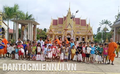 Sư Danh Sóc Kha chấm điểm bài tập viết chữ Khmer cho các em nhỏ. Ảnh: Hồng Đạt Lớp học chữ Khmer tại chùa Sala Pôthi Serey Sakor ở phường 2, thị xã Vĩnh Châu. Ảnh: Pon Lư Sư Danh Sóc Kha chấm điểm bài tập viết chữ Khmer cho các em nhỏ. Ảnh: Hồng Đạt Lớp học chữ Khmer tại chùa Sala Pôthi Serey Sakor ở phường 2, thị xã Vĩnh Châu. Ảnh: Pon Lư