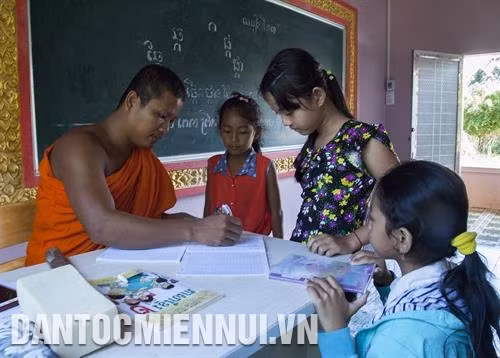 Sư Danh Sóc Kha chấm điểm bài tập viết chữ Khmer cho các em nhỏ. Ảnh: Hồng Đạt Lớp học chữ Khmer tại chùa Sala Pôthi Serey Sakor ở phường 2, thị xã Vĩnh Châu. Ảnh: Pon Lư