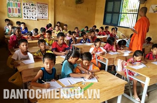 Lớp học chữ Khmer tại chùa Serey Kandal ở phường Vĩnh Phước, thị xã Vĩnh Châu. Hè năm nay chùa tiếp nhận hơn 200 em học sinh theo học từ lớp 1 đến lớp 2. Ảnh: Pon Lư Lớp học chữ Khmer tại chùa Serey Kandal ở phường Vĩnh Phước, thị xã Vĩnh Châu. Hè năm nay chùa tiếp nhận hơn 200 em học sinh theo học từ lớp 1 đến lớp 2. Ảnh: Pon Lư