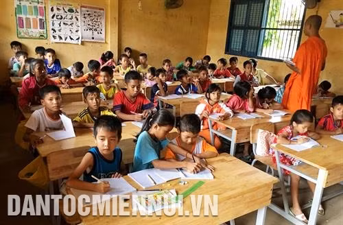 Lớp học chữ Khmer tại chùa Serey Kandal ở phường Vĩnh Phước, thị xã Vĩnh Châu. Hè năm nay chùa tiếp nhận hơn 200 em học sinh theo học từ lớp 1 đến lớp 2. Ảnh: Pon Lư
