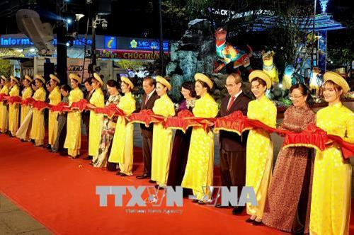 Lễ cắt băng khai mạc Lễ hội Đường hoa Tết Mậu Tuất 2018. Ảnh: Thế Anh-TTXVN Lễ cắt băng khai mạc Lễ hội Đường hoa Tết Mậu Tuất 2018. Ảnh: Thế Anh-TTXVN