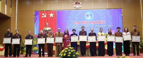 Các cá nhân nhận bằng khen của Bộ trưởng, Chủ nhiệm Ủy ban Dân tộc. Ảnh: baophutho.vn