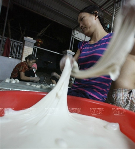 Gạo nếp giã dẻo để làm vỏ bánh giầy nhân mặn, ngọt.