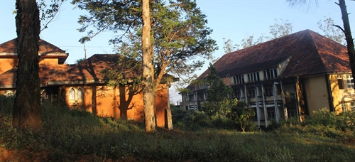 Nhà nguyện dòng Franciscaines Đà Lạt mang bản sắc riêng biệt nhất trong số các công trình kiến trúc ở thành phố. Nhà nguyện dòng Franciscaines Đà Lạt mang bản sắc riêng biệt nhất trong số các công trình kiến trúc ở thành phố.