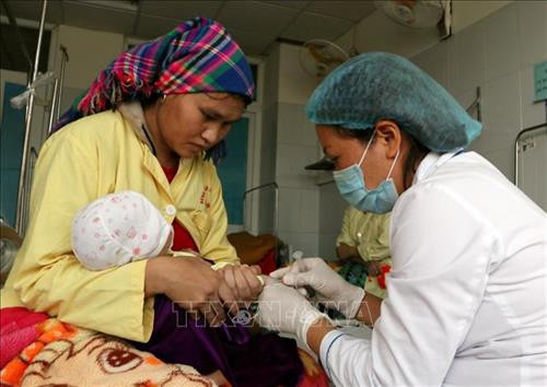 Bác sỹ Bệnh viện Đa khoa tỉnh Lai Châu tích cực điều trị cho bệnh nhi: Ảnh: Quý Trung – TTXVN Bác sỹ Bệnh viện Đa khoa tỉnh Lai Châu tích cực điều trị cho bệnh nhi: Ảnh: Quý Trung – TTXVN