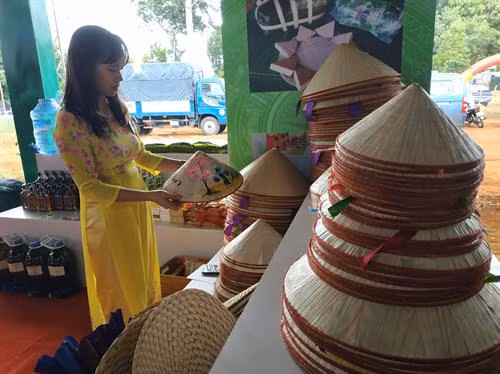 Một số hình ảnh về Gian hàng trưng bày của thành phố Hà Nội tại Hội chợ nông nghiệp và sản phẩm OCOP khu vực Tây Nguyên tại Đắk Lắk năm 2019.
