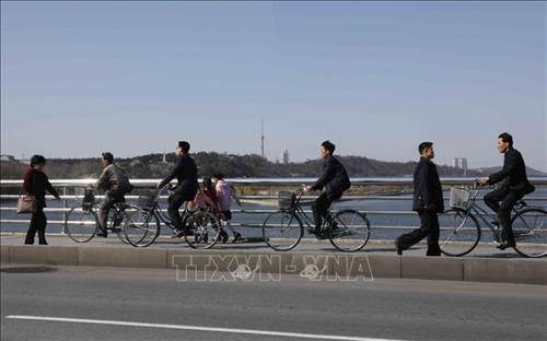 Thủ đô Bình Nhưỡng ngày nay mang một dáng vẻ hiện đại. Ảnh: Phương Hoa – TTXVN Những ngôi nhà cao tầng được sơn nhiều màu sắc mang dáng vẻ hiện đại cho Thủ đô Bình Nhưỡng. Ảnh: Phương Hoa- TTXVN Toàn cảnh thành phố Bình Nhưỡng nhìn từ trên cao. Ảnh: Phương Hoa – TTXVN Tiết mục hòa nhạc của Dàn nhạc Công Huân quốc gia Triều Tiên. Ảnh: Phương Hoa – TTXVN Đúng dịp sinh nhật của Chủ tịch Kim Nhật Thành, Triển lãm hoa được tổ chức tại Thủ đô Bình Nhưỡng. Ảnh: Phương Hoa – TTXVN Một gia đình Triều Tiên tham quan Triển lãm hoa Kim Nhật Thành. Ảnh: Phương Hoa – TTXVN Phụ nữ Triều Tiên mặc trang phục truyền thống vào xem Triển lãm hoa Kim Nhật Thành. Ảnh: Phương Hoa – TTXVN Người dân Triều Tiên xếp hàng vào xem Triển lãm hoa Kim Nhật Thành. Ảnh: Phương Hoa – TTXVN Một ngôi nhà truyền thống bên cạnh những công trình hiện đại. Ảnh: Phương Hoa – TTXVN Người dân và thiếu niên Triều Tiên đến vui chơi ở công viên. Ảnh: Phương Hoa – TTXVN Ngày cuối tuần, người dân Triều Tiên đến vui chơi ở các công viên nổi tiếng. Ảnh: Phương Hoa – TTXVN Một gian hàng dược phẩm ở Bình Nhưỡng. Ảnh: Phương Hoa – TTXVN Học sinh học môn thể thao yêu thích ở trường học. Ảnh: Phương Hoa – TTXVN Lớp học âm nhạc của học sinh Triều Tiên. Ảnh: Phương Hoa – TTXVN Lớp dạy lập trình tại Cung Học sinh Thiếu niên Vạn Cảnh Đài. Ảnh: Phương Hoa – TTXVN Triều Tiên rất chú trọng đến việc phát triển toàn diện con người, học sinh được tham gia các lớp học nghệ thuật. Ảnh: Phương Hoa- TTXVN Học sinh Triều Tiên học viết thư pháp. Ảnh: Phương Hoa – TTXVN Một cặp vợ chồng sắp cưới chụp ảnh trước Bảo tàng Chiến thắng Chiến tranh Giải phóng Tổ quốc. Ảnh: Phương Hoa – TTXVN Người dân xếp hàng trật tự lên phương tiện giao thông công cộng. Ảnh: Phương Hoa- TTXVN Cung Thái Dương Kumsusan-nơi an nghỉ của Chủ tịch Kim Nhật Thành và Kim Jong - Il. Ảnh: Phương Hoa – TTXVN Nhà ga trung tâm ở Thủ đô Bình Nhưỡng. Ảnh: Phương Hoa – TTXVN Tòa nhà Quốc hội ở Thủ đô Bình Nhưỡng. Ảnh: Phương Hoa – TTXVN Ngoài phương tiện giao thông công cộng, người dân Bình Nhưỡng thường xuyên sử dụng xe đạp. Ảnh: Phương Hoa – TTXVN Hoa nở trên đường phố cùng với những ngôi nhà cao tầng mang nhiều màu sắc rực rỡ. Ảnh: Phương Hoa – TTXVN Tượng "Vạn Lý Mã" - bức tượng nổi tiếng ở Bình Nhưỡng. Ảnh: Phương Hoa – TTXVN Những dãy phố với công trình kiến trúc hiện đại được xây dựng ở Bình Nhưỡng. Ảnh: Phương Hoa – TTXVN Nhiều chung cư cao tầng được xây dựng phục vụ chỗ ở cho người dân ở Thủ đô Bình Nhưỡng. Ảnh: Phương Hoa – TTXVN Khải Hoàn Môn - một công trình nổi tiếng ở Bình Nhưỡng. Ảnh: Phương Hoa – TTXVN Tháp Chủ thể cao 170 m là Tượng đài về học thuyết tự lực tự cường ở Triều Tiên. Ảnh: Phương Hoa – TTXVN Một công trình kiến trúc truyền thống của Triều Tiên tại Thủ đô Bình Nhưỡng. Ảnh: Phương Hoa – TTXVN Quảng trường Kim Nhật Thành, nơi tổ chức các sự kiện lớn của Triều Tiên. Ảnh: Phương Hoa – TTXVN Pin năng lượng mặt trời được sử dụng ở nhiều nơi tại Thủ đô Bình Nhưỡng. Ảnh: Phương Hoa – TTXVN Ô tô điện là phương tiện giao thông công cộng phổ biển ở Bình Nhưỡng. Ảnh: Phương Hoa – TTXVN Nhà ga Bình Nhưỡng nhìn từ trên cao. Ảnh: Phương Hoa – TTXVN Tòa nhà Ryugyong cao 330m ở Thủ đô Bình Nhưỡng. Ảnh: Phương Hoa – TTXVN Một công trình lịch sử ở Thủ đô Bình Nhưỡng. Ảnh: Phương Hoa – TTXVN Học sinh mầm non được cô giáo dẫn đi dã ngoại. Ảnh: Phương Hoa – TTXVN Thủ đô Bình Nhưỡng nhìn từ trên cao. Ảnh: Phương Hoa – TTXVN Khu Chang Jong, nơi tập trung nhiều nhà cao tầng. Ảnh: Phương Hoa – TTXVN Thủ đô Bình Nhưỡng ngày nay mang một dáng vẻ hiện đại. Ảnh: Phương Hoa – TTXVN Những ngôi nhà cao tầng được sơn nhiều màu sắc mang dáng vẻ hiện đại cho Thủ đô Bình Nhưỡng. Ảnh: Phương Hoa- TTXVN Toàn cảnh thành phố Bình Nhưỡng nhìn từ trên cao. Ảnh: Phương Hoa – TTXVN Tiết mục hòa nhạc của Dàn nhạc Công Huân quốc gia Triều Tiên. Ảnh: Phương Hoa – TTXVN Đúng dịp sinh nhật của Chủ tịch Kim Nhật Thành, Triển lãm hoa được tổ chức tại Thủ đô Bình Nhưỡng. Ảnh: Phương Hoa – TTXVN Một gia đình Triều Tiên tham quan Triển lãm hoa Kim Nhật Thành. Ảnh: Phương Hoa – TTXVN Phụ nữ Triều Tiên mặc trang phục truyền thống vào xem Triển lãm hoa Kim Nhật Thành. Ảnh: Phương Hoa – TTXVN Người dân Triều Tiên xếp hàng vào xem Triển lãm hoa Kim Nhật Thành. Ảnh: Phương Hoa – TTXVN Một ngôi nhà truyền thống bên cạnh những công trình hiện đại. Ảnh: Phương Hoa – TTXVN Người dân và thiếu niên Triều Tiên đến vui chơi ở công viên. Ảnh: Phương Hoa – TTXVN Ngày cuối tuần, người dân Triều Tiên đến vui chơi ở các công viên nổi tiếng. Ảnh: Phương Hoa – TTXVN Một gian hàng dược phẩm ở Bình Nhưỡng. Ảnh: Phương Hoa – TTXVN Học sinh học môn thể thao yêu thích ở trường học. Ảnh: Phương Hoa – TTXVN Lớp học âm nhạc của học sinh Triều Tiên. Ảnh: Phương Hoa – TTXVN Lớp dạy lập trình tại Cung Học sinh Thiếu niên Vạn Cảnh Đài. Ảnh: Phương Hoa – TTXVN Triều Tiên rất chú trọng đến việc phát triển toàn diện con người, học sinh được tham gia các lớp học nghệ thuật. Ảnh: Phương Hoa- TTXVN Học sinh Triều Tiên học viết thư pháp. Ảnh: Phương Hoa – TTXVN Một cặp vợ chồng sắp cưới chụp ảnh trước Bảo tàng Chiến thắng Chiến tranh Giải phóng Tổ quốc. Ảnh: Phương Hoa – TTXVN Người dân xếp hàng trật tự lên phương tiện giao thông công cộng. Ảnh: Phương Hoa- TTXVN Cung Thái Dương Kumsusan-nơi an nghỉ của Chủ tịch Kim Nhật Thành và Kim Jong - Il. Ảnh: Phương Hoa – TTXVN Nhà ga trung tâm ở Thủ đô Bình Nhưỡng. Ảnh: Phương Hoa – TTXVN Tòa nhà Quốc hội ở Thủ đô Bình Nhưỡng. Ảnh: Phương Hoa – TTXVN Ngoài phương tiện giao thông công cộng, người dân Bình Nhưỡng thường xuyên sử dụng xe đạp. Ảnh: Phương Hoa – TTXVN Hoa nở trên đường phố cùng với những ngôi nhà cao tầng mang nhiều màu sắc rực rỡ. Ảnh: Phương Hoa – TTXVN Tượng "Vạn Lý Mã" - bức tượng nổi tiếng ở Bình Nhưỡng. Ảnh: Phương Hoa – TTXVN Những dãy phố với công trình kiến trúc hiện đại được xây dựng ở Bình Nhưỡng. Ảnh: Phương Hoa – TTXVN Nhiều chung cư cao tầng được xây dựng phục vụ chỗ ở cho người dân ở Thủ đô Bình Nhưỡng. Ảnh: Phương Hoa – TTXVN Khải Hoàn Môn - một công trình nổi tiếng ở Bình Nhưỡng. Ảnh: Phương Hoa – TTXVN Tháp Chủ thể cao 170 m là Tượng đài về học thuyết tự lực tự cường ở Triều Tiên. Ảnh: Phương Hoa – TTXVN Một công trình kiến trúc truyền thống của Triều Tiên tại Thủ đô Bình Nhưỡng. Ảnh: Phương Hoa – TTXVN Quảng trường Kim Nhật Thành, nơi tổ chức các sự kiện lớn của Triều Tiên. Ảnh: Phương Hoa – TTXVN Pin năng lượng mặt trời được sử dụng ở nhiều nơi tại Thủ đô Bình Nhưỡng. Ảnh: Phương Hoa – TTXVN Ô tô điện là phương tiện giao thông công cộng phổ biển ở Bình Nhưỡng. Ảnh: Phương Hoa – TTXVN Nhà ga Bình Nhưỡng nhìn từ trên cao. Ảnh: Phương Hoa – TTXVN Tòa nhà Ryugyong cao 330m ở Thủ đô Bình Nhưỡng. Ảnh: Phương Hoa – TTXVN Một công trình lịch sử ở Thủ đô Bình Nhưỡng. Ảnh: Phương Hoa – TTXVN Học sinh mầm non được cô giáo dẫn đi dã ngoại. Ảnh: Phương Hoa – TTXVN Thủ đô Bình Nhưỡng nhìn từ trên cao. Ảnh: Phương Hoa – TTXVN Khu Chang Jong, nơi tập trung nhiều nhà cao tầng. Ảnh: Phương Hoa – TTXVN