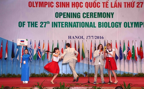 Tại lễ khai mạc, thí sinh đến từ các nước đã có màn giới thiệu chào mừng vui nhộn, đặc sắc, thể hiện nét đặc trưng văn hóa, truyền thống của từng quốc gia, vùng lãnh thổ, góp phần thắt chặt tình đoàn kết, hữu nghị giữa các nước trên toàn thế giới. Trong ảnh: Đoàn học sinh Liên bang Nga tại Lễ khai mạc. Ảnh: Quý Trung – TTXVN