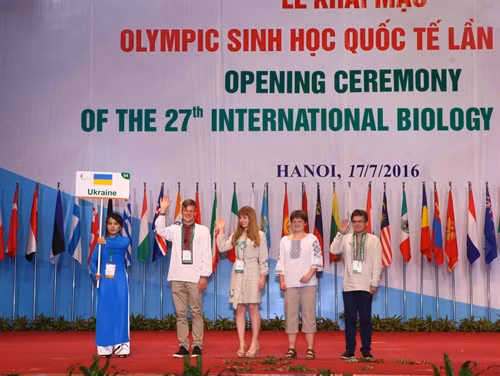 Phần giới thiệu của đoàn học sinh Ukraina tại Lễ khai mạc. Ảnh: Quý Trung – TTXVN