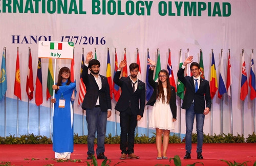 Đoàn học sinh Italia tại Lễ khai mạc. Ảnh: Quý Trung – TTXVN