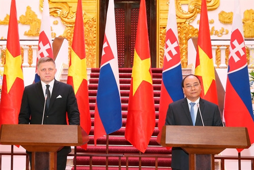 Thủ tướng Nguyễn Xuân Phúc và Thủ tướng nước Cộng hòa Slovakia Robert Fico phát biểu tại cuộc họp báo. Ảnh:Thống Nhất-TTXVN