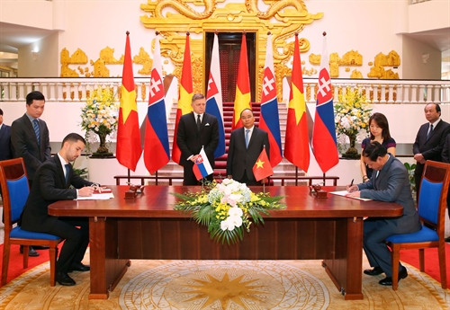 Thủ tướng Nguyễn Xuân Phúc và Thủ tướng nước Cộng hòa Slovakia Robert Fico chứng kiến lễ ký bản ghi nhớ về hợp tác toàn diện trong lĩnh vực giao thông vận tải giữa Bộ Giao thông Vận tải Việt Nam và Bộ Giao thông , Xây dựng và Phát triển Slovakia. Ảnh:Thống Nhất-TTXVN