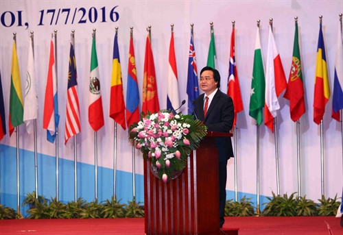 Bộ trưởng Bộ Giáo dục và Đào tạo Việt Nam Phùng Xuân Nhạ phát biểu tại lễ khai mạc. Ảnh: Quý Trung – TTXVN