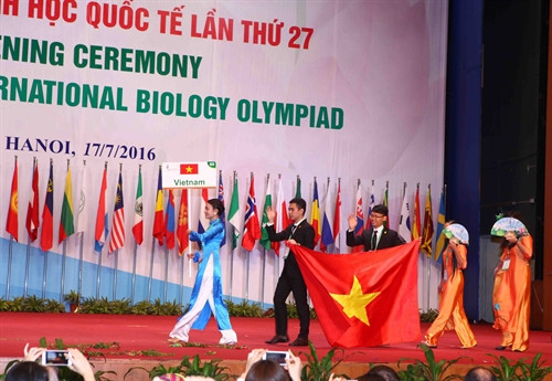 Phần giới thiệu của đoàn học sinh Việt Nam tại Lễ khai mạc. Ảnh: Quý Trung – TTXVN