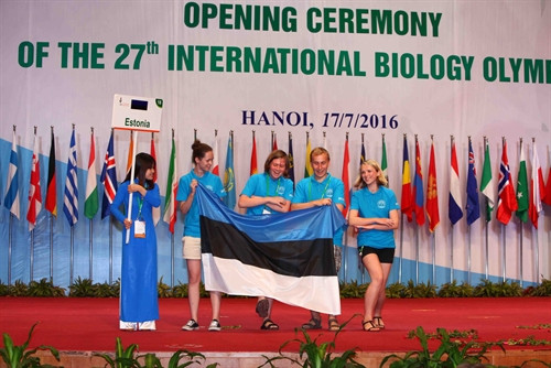 Đoàn học sinh Estonia tại Lễ khai mạc. Ảnh: Quý Trung – TTXVN