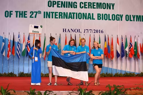 Đoàn học sinh Estonia tại Lễ khai mạc. Ảnh: Quý Trung – TTXVN