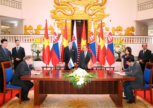 Thủ tướng Nguyễn Xuân Phúc và Thủ tướng nước Cộng hòa Slovakia Robert Fico chứng kiến lễ ký kế hoạch hợp tác đào tạo cán bộ giữa Viện Năng lượng nguyên tử Việt Nam(VINATOM) và Viện Nghiên cứu nhà máy điện hạt nhân Slovakia(VUJE). Ảnh:Thống Nhất-TTXVN
