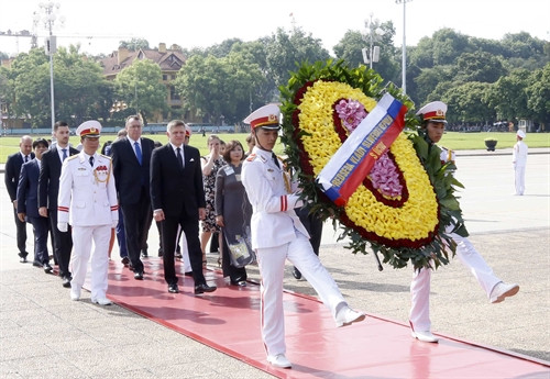 Sáng 18/7/2016, tại Hà Nội, Thủ tướng Cộng hòa Slovakia Robert Fico đến đặt vòng hoa và vào Lăng viếng Chủ tịch Hồ Chí Minh. Ảnh: An Đăng – TTXVN