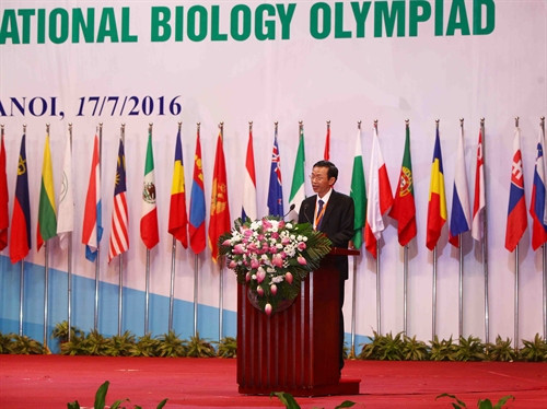 Gs. Ts Nguyễn Văn Minh, Hiệu trưởng Trường Đại học Sư Phạm Hà Nội, Trưởng Ban tổ chức kỳ thi Olympic Sinh học quốc tế lần thứ 27 (IBO 2016) phát biểu khai mạc. Ảnh: Quý Trung – TTXVN