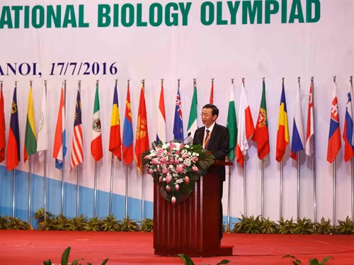 Gs. Ts Nguyễn Văn Minh, Hiệu trưởng Trường Đại học Sư Phạm Hà Nội, Trưởng Ban tổ chức kỳ thi Olympic Sinh học quốc tế lần thứ 27 (IBO 2016) phát biểu khai mạc. Ảnh: Quý Trung – TTXVN