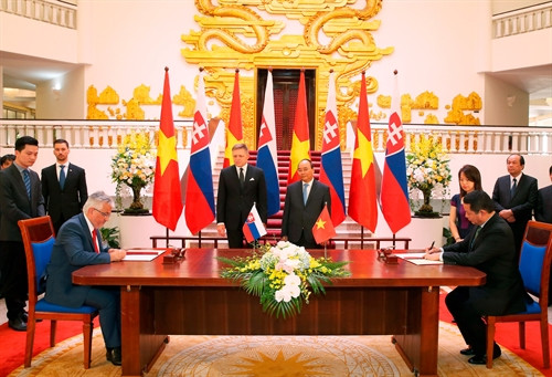 Thủ tướng Nguyễn Xuân Phúc và Thủ tướng nước Cộng hòa Slovakia Robert Fico chứng kiến lễ ký bản ghi nhớ hợp tác giữa Tập đoàn FPT và Công ty Gratex International Slovakia(GTI). Ảnh:Thống Nhất-TTXVN