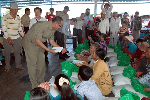 Trong ảnh (tư liệu) Ngày 4/12/2015, tại tỉnh Kampong Chhnang (Campuchia) Ủy ban người Việt ở nước ngoài Thành phố Hồ Chí Minh, Tổng hội người Campuchia gốc Việt và chính quyền tỉnh Kampong Chhnang tổ chức tặng quà, khám chữa bệnh miễn phí cho bà con Việt kiều và hộ gia đình người Campuchia nghèo: Ảnh: Xuân Khu-TTXVN tại Campuchia