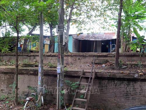 Việc hàng ngàn hộ dân sinh sống trên di tích đã ảnh hưởng đến mỹ quan, đô thị cũng như việc bảo tồn, trùng tu, tôn tạo di tích Cố đô Huế. Ảnh: Quốc Việt - TTXVN
