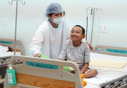 Mẹ bé Khiêm đã xuất viện và vào thăm chăm sóc Khiêm. Ảnh: Phương Vy -TTXVN.