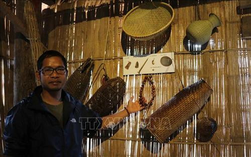 Truyền dạy văn hóa dân tộc cho thế hệ trẻ đang được người dân tộc thiểu số tại Gia Lai chú trọng. Ảnh: Hồng Điệp - TTXVN Việc bảo tồn giá trị văn hóa cồng chiêng sẽ kéo theo bảo tồn các giá trị văn hóa cộng đồng dân tộc thiểu số khác. Ảnh: Hồng Điệp - TTXVN Các đội cồng chiêng tại buôn làng thường xuyên tập luyện. Ảnh: Hồng Điệp - TTXVN Một đội diễn tấu cồng chiêng tại buôn làng dân tộc Bahnar huyện Kbang. Ảnh: Hồng Điệp - TTXVN Các vật dụng sinh hoạt của người dân được trưng bày trong nhà Rông văn hóa tại các làng. Ảnh: Hồng Điệp - TTXVN Truyền dạy văn hóa dân tộc cho thế hệ trẻ đang được người dân tộc thiểu số tại Gia Lai chú trọng. Ảnh: Hồng Điệp - TTXVN Việc bảo tồn giá trị văn hóa cồng chiêng sẽ kéo theo bảo tồn các giá trị văn hóa cộng đồng dân tộc thiểu số khác. Ảnh: Hồng Điệp - TTXVN Các đội cồng chiêng tại buôn làng thường xuyên tập luyện. Ảnh: Hồng Điệp - TTXVN Một đội diễn tấu cồng chiêng tại buôn làng dân tộc Bahnar huyện Kbang. Ảnh: Hồng Điệp - TTXVN Các vật dụng sinh hoạt của người dân được trưng bày trong nhà Rông văn hóa tại các làng. Ảnh: Hồng Điệp - TTXVN