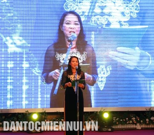 Trong đêm Gala Dinner với chủ đề " Kết nối - Hội tụ - Lan tỏa", Thứ trưởng, PCN UBDT Hoàng Thị Hạnh nhấn mạnh: Chăm lo cho sự nghiệp giáo dục nói chung, giáo dục vùng DTTS nói riêng là trách nhiệm của cả cộng đồng. Qua đó góp phần thực hiện chủ trương của Đảng, Nhà nước chăm lo phát triển sự nghiệp giáo dục, đào tạo là quốc sách hàng đầu cho sự phát triển đất nước. Đây là diễn đàn kết nối, giao lưu, chia sẻ giữa các nhà lãnh đạo, cơ quan quản lý, các thầy cô giáo, các thế hệ HS, SV DTTS và cộng đồng doanh nghiệp, đồng thời còn là sự kết nối, chung tay hỗ trợ của doanh nghiệp trong việc giải quyết việc làm cho sinh viên DTTS sau khi ra trường. Trong đêm Gala Dinner với chủ đề " Kết nối - Hội tụ - Lan tỏa", Thứ trưởng, PCN UBDT Hoàng Thị Hạnh nhấn mạnh: Chăm lo cho sự nghiệp giáo dục nói chung, giáo dục vùng DTTS nói riêng là trách nhiệm của cả cộng đồng. Qua đó góp phần thực hiện chủ trương của Đảng, Nhà nước chăm lo phát triển sự nghiệp giáo dục, đào tạo là quốc sách hàng đầu cho sự phát triển đất nước. Đây là diễn đàn kết nối, giao lưu, chia sẻ giữa các nhà lãnh đạo, cơ quan quản lý, các thầy cô giáo, các thế hệ HS, SV DTTS và cộng đồng doanh nghiệp, đồng thời còn là sự kết nối, chung tay hỗ trợ của doanh nghiệp trong việc giải quyết việc làm cho sinh viên DTTS sau khi ra trường.