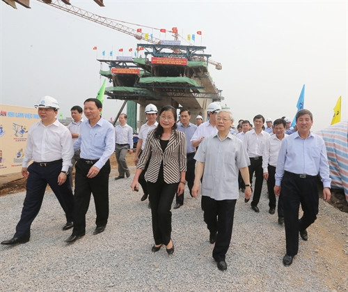 Tổng Bí thư Nguyễn Phú Trọng thăm Dự án cầu Sông Chanh. Ảnh: Trí Dũng - TTXVN