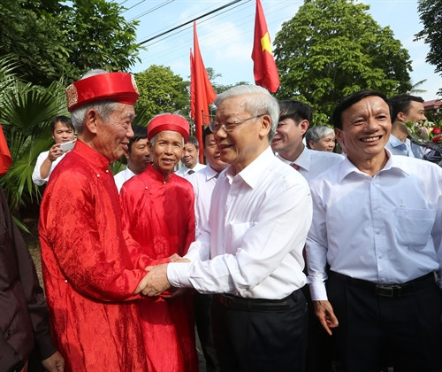 Tổng Bí thư Nguyễn Phú Trọng với nhân dân thôn Tháp Thượng, xã Song Phượng. Ảnh: Trí Dũng - TTXVN