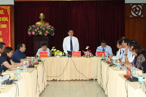 Phó Thủ tướng Vương Đình Huệ (ngoài cùng bên trái) thăm Công ty Nanogen tại Khu Công nghệ cao TP. Hồ Chí Minh. Ảnh: Hoàng Hải-TTXVN